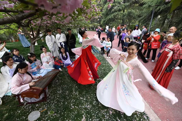 1719968893821509.jpg Why are more and more young people fascinated by the craze of “Hanfu” in China?