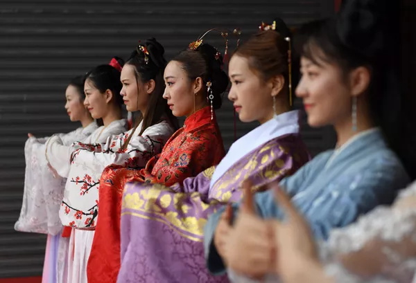 1719968907271943.jpg Why are more and more young people fascinated by the craze of “Hanfu” in China?